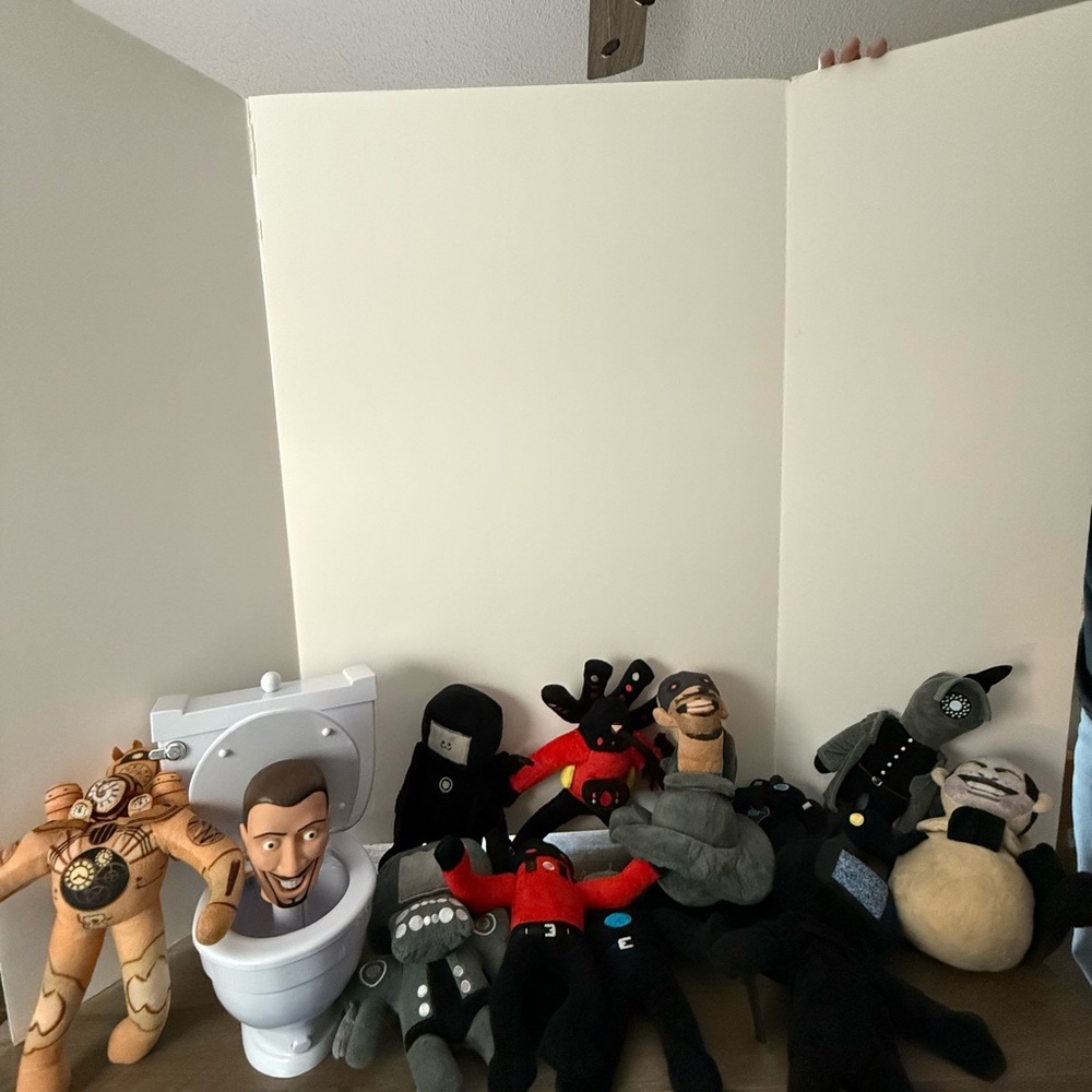 Lot of 14 skibidi toilet figures